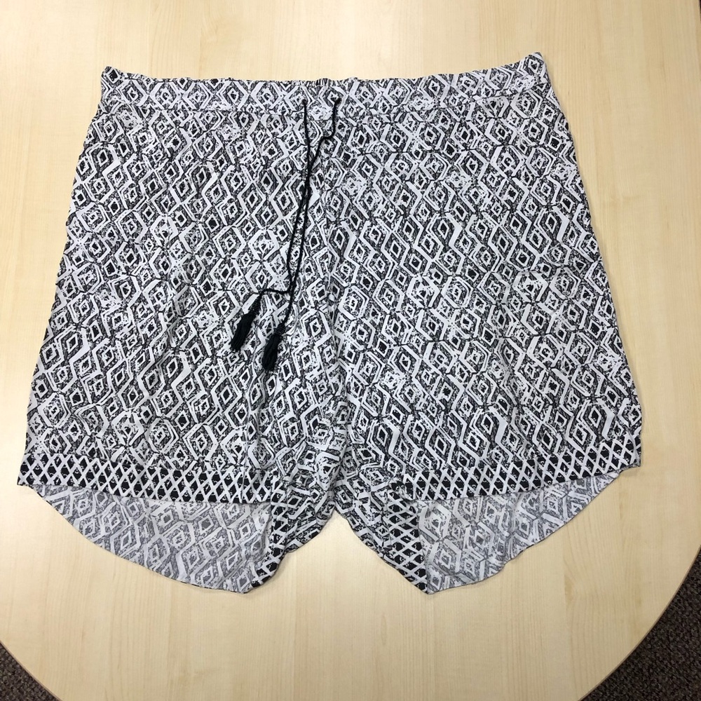 Ulla Popken Black & White Print Shorts Size 32/34